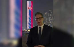 SRPSKA ZASTAVA SIJA U ABU DABIJU! Vučić: Srce mi je puno dok gledam najlepšu trobojku na svetu VIDEO